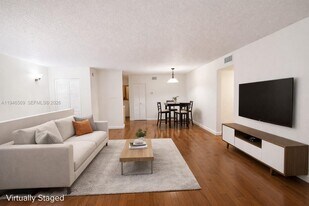 102 Gardens Dr in Pompano Beach, FL - Building Photo