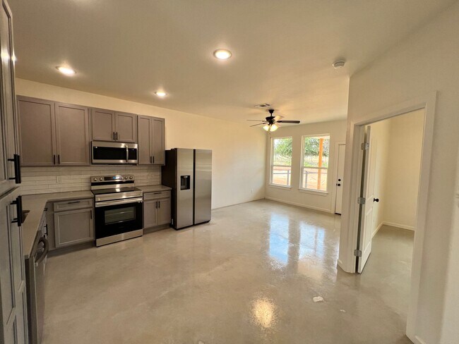 2232 J E Woody Rd in Springtown, TX - Foto de edificio - Building Photo