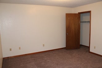 Millwood Townhomes & Apartments in Blue Springs, MO - Building Photo - Building Photo