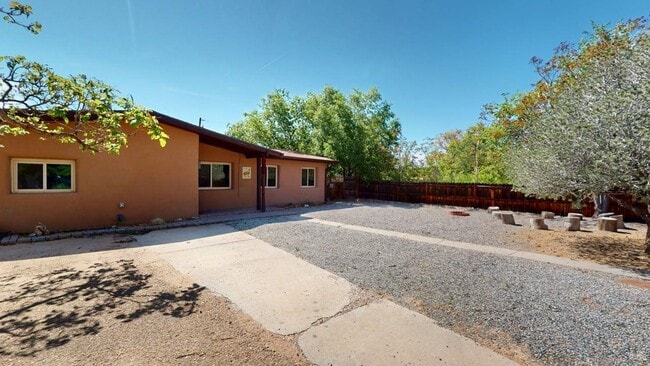 508 Camino Solano in Santa Fe, NM - Building Photo - Building Photo