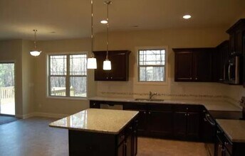 164 Cypress Dr in Spring Lake, NC - Building Photo - Building Photo