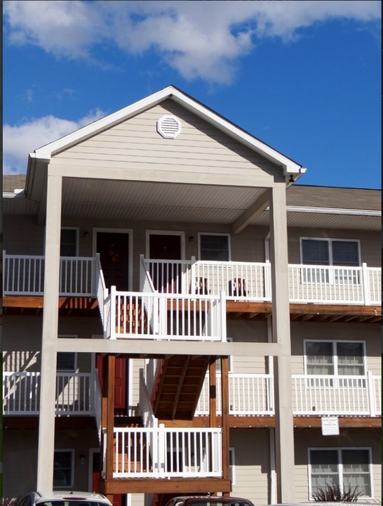 Falconcrest in Fairmont, WV - Foto de edificio