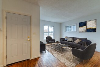 422 W Saginaw St, Unit Lower in Lansing, MI - Foto de edificio - Building Photo