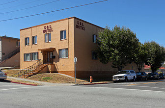 S & L Hotel in South San Francisco, CA - Building Photo - Building Photo