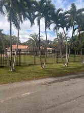 7090 SW 62nd St in Miami, FL - Building Photo - Building Photo