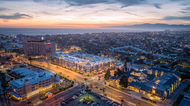 The Admiralty in Marina Del Rey, CA - Foto de edificio - Building Photo