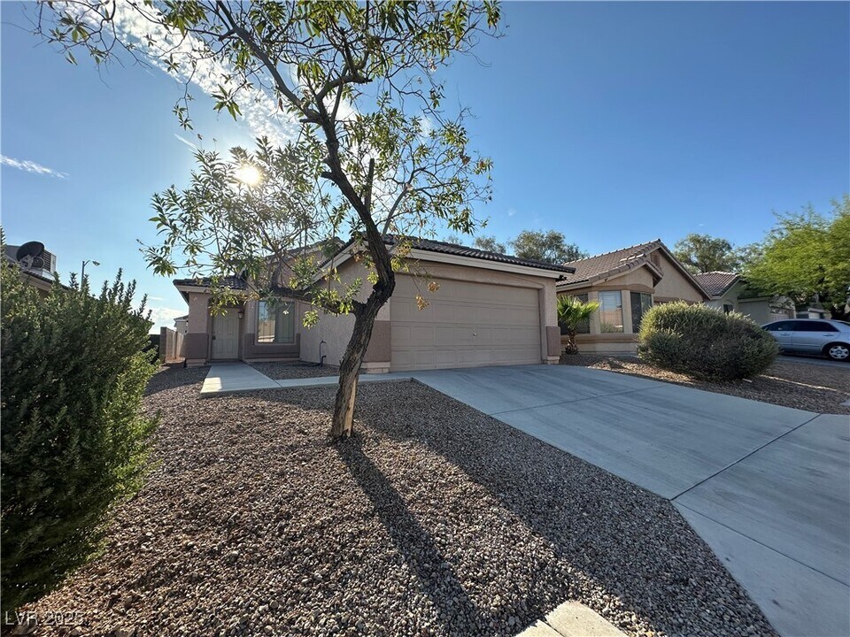 2655 Amber Crest St in Las Vegas, NV - Foto de edificio