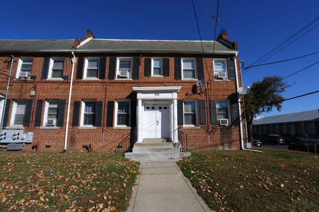 916 Quincy St NE