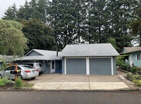 1021 Hazelwood Dr in Oregon City, OR - Building Photo