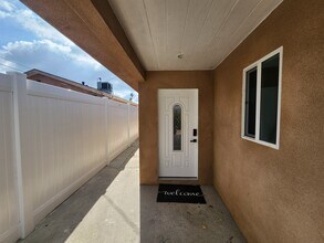 14237 Emelita St, Unit 14239 Emelita in Van Nuys, CA - Foto de edificio - Building Photo