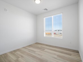 6153 N Ceylon St, Unit 308-4 in Denver, CO - Foto de edificio - Building Photo
