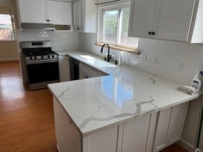 94 Oakleaf Ave in Oak Park, CA - Building Photo - Building Photo