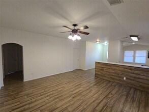 5006 Mill Creek Dr in Baytown, TX - Foto de edificio - Building Photo