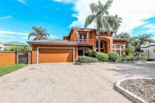 503 W Avon Ct in Laredo, TX - Building Photo