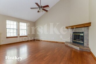 1004 SE Dover Dr in Lee's Summit, MO - Building Photo - Building Photo