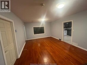 4 Hazelton St in Leamington, ON - Building Photo - Building Photo