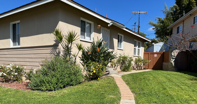 7852 Airport Blvd in Westchester, CA - Building Photo - Building Photo