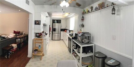 5044 Newcastle Ave in Los Angeles, CA - Building Photo - Building Photo