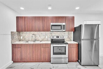 5424 Pembroke Rd-Unit -B in Hollywood, FL - Building Photo - Building Photo