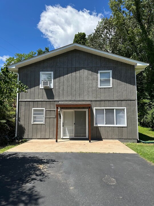 628 E Jennings Rd in Grand Rivers, KY - Building Photo
