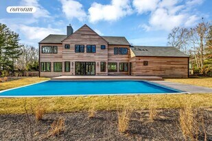 24 Hedges Ln in Wainscott, NY - Building Photo