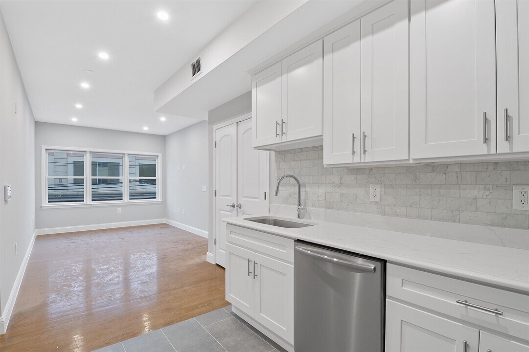 311-315-315 West Side Ave in Jersey City, NJ - Building Photo