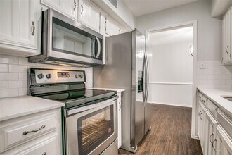 2809 Meadow Park Dr in Bedford, TX - Building Photo - Building Photo