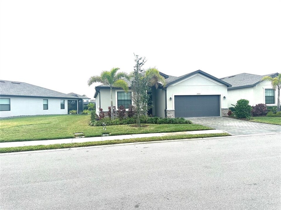 19705 Fishhawk Trl in Venice, FL - Building Photo