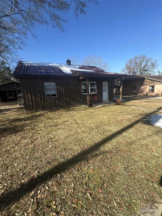 888 Pauline St in Gonzalez, FL - Building Photo