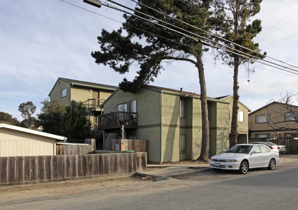 1081 Trinity Ave in Seaside, CA - Foto de edificio