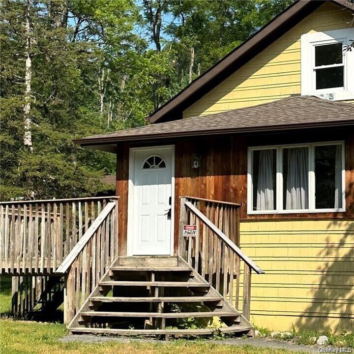 208 Glenmere Rd in Chester, NY - Building Photo