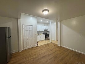 13 Center St in Middletown, NY - Building Photo