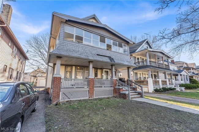915 Helmsdale Rd in Cleveland Heights, OH - Building Photo - Building Photo