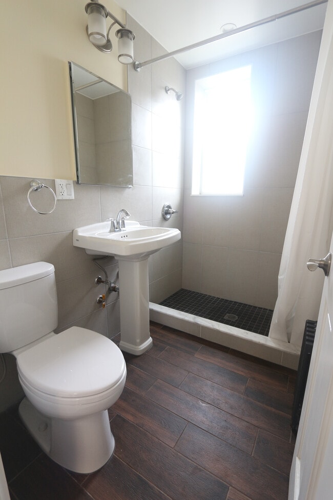 4412 Barnett Ave, Unit 2F in Sunnyside, NY - Building Photo - Building Photo