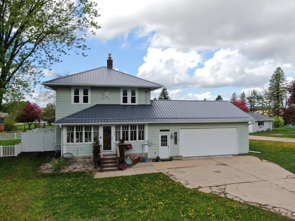 620 S Main St in Westby, WI - Foto de edificio