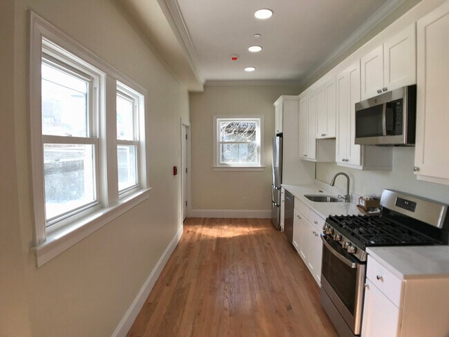 12 Harris St in Brookline, MA - Foto de edificio - Building Photo