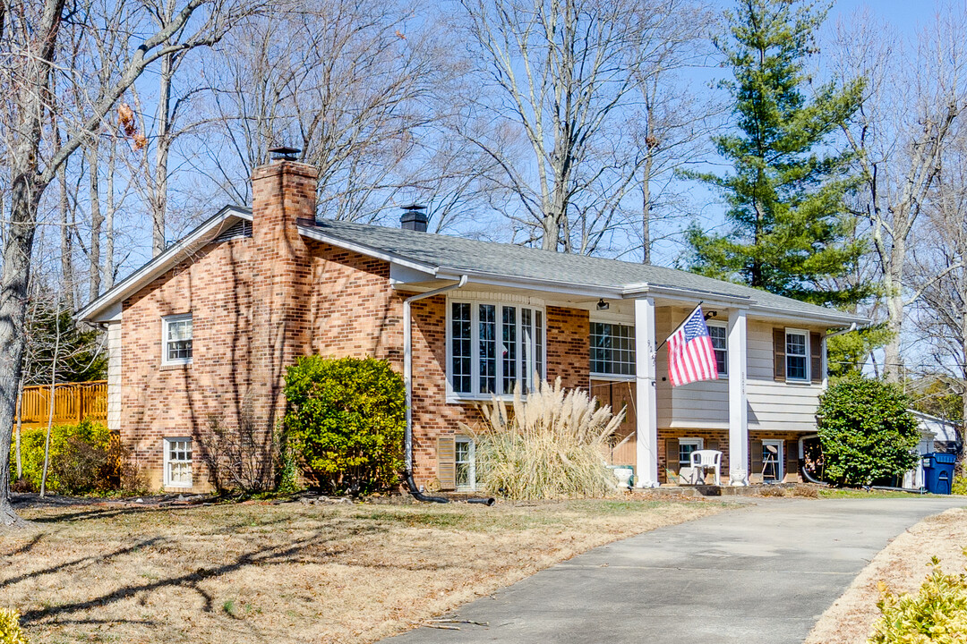 9215 Cherrytree Dr, Unit Primary Ensuite in Alexandria, VA - Building Photo