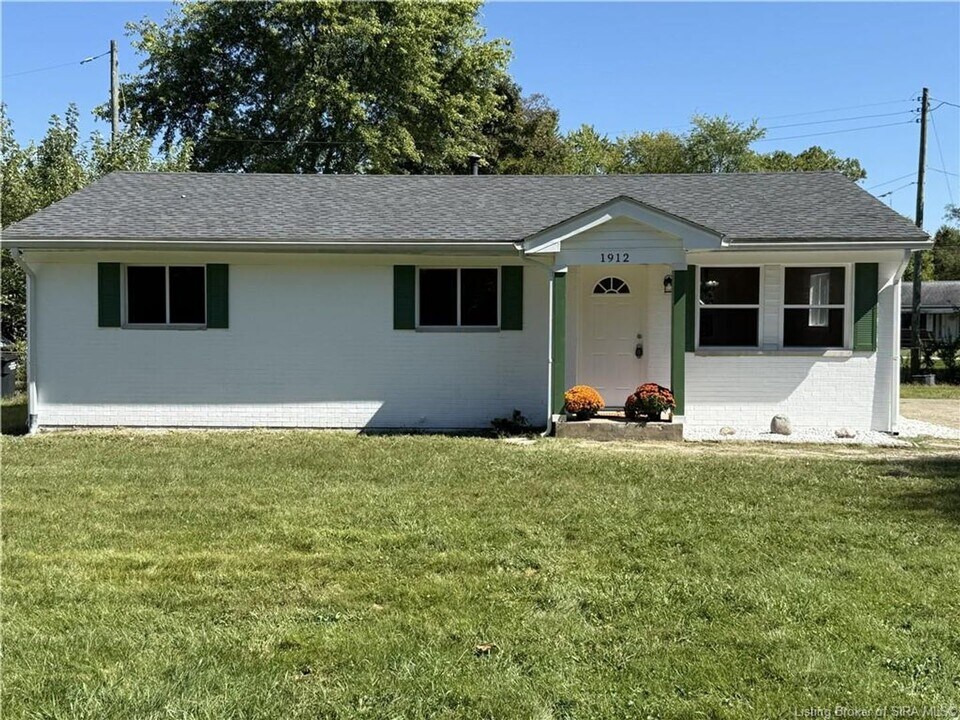 1912 Vienna Rd in Charlestown, IN - Building Photo