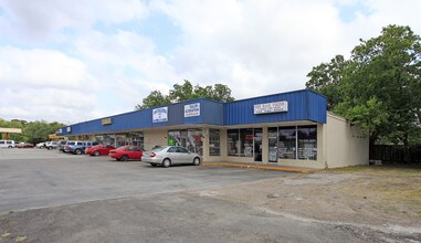 802 Edgebrook Dr in Dekalb, IL - Building Photo - Building Photo