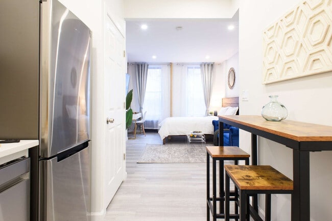 240e E 75th St in New York, NY - Building Photo - Building Photo