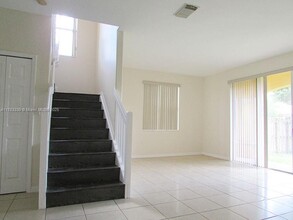9103 SW 152nd Path in Miami, FL - Foto de edificio - Building Photo