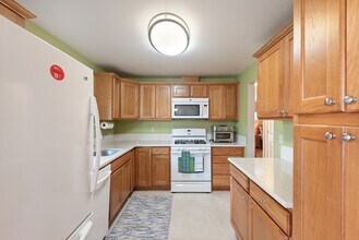 5330 SW Mayfair Ct in Beaverton, OR - Building Photo - Building Photo