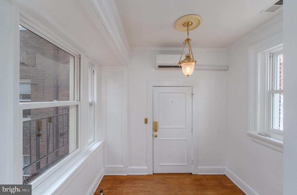 8 W Madison St, Unit 41 in Baltimore, MD - Building Photo