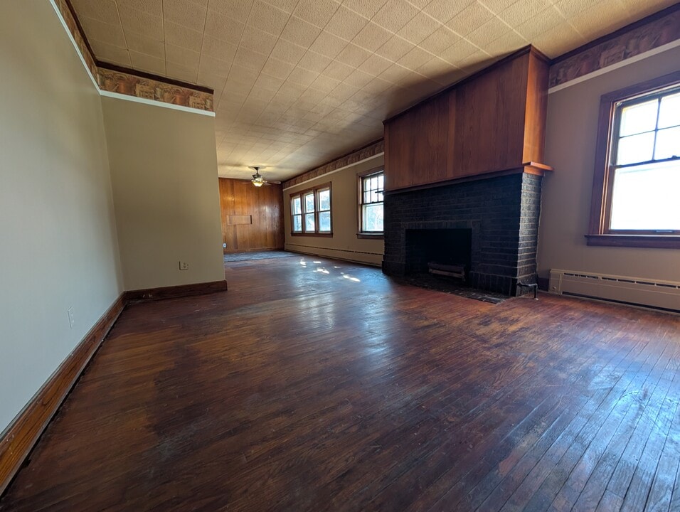 121 W Comanche Ave in Shabbona, IL - Foto de edificio