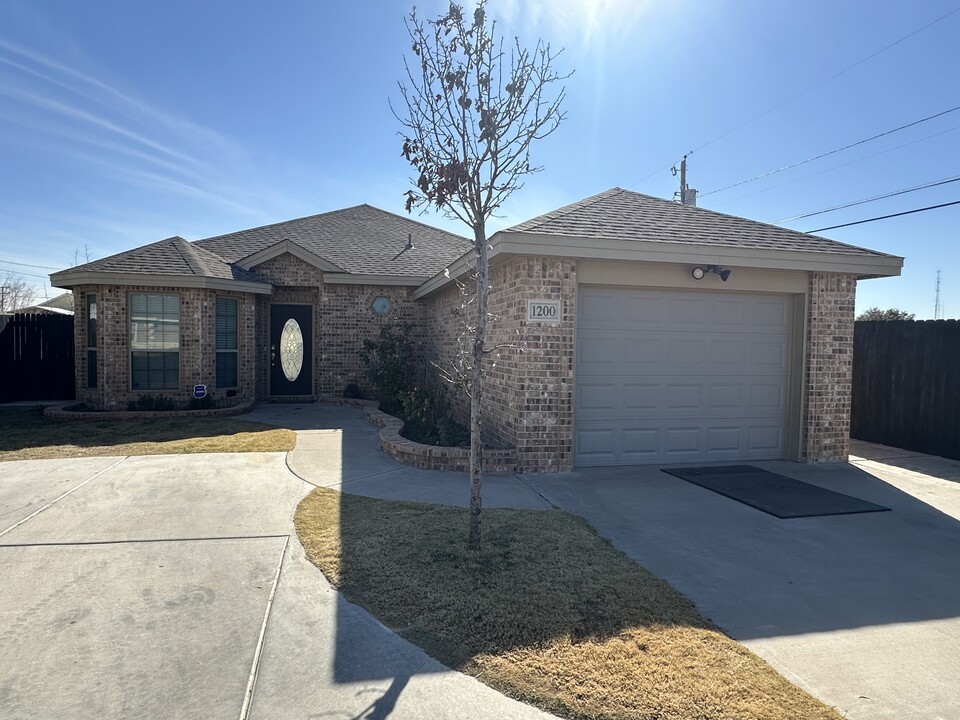 1200 Orchard Ln in Midland, TX - Building Photo