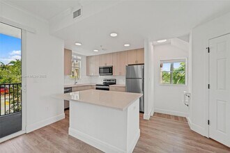 10170 SW 7th St in Pembroke Pines, FL - Building Photo - Building Photo