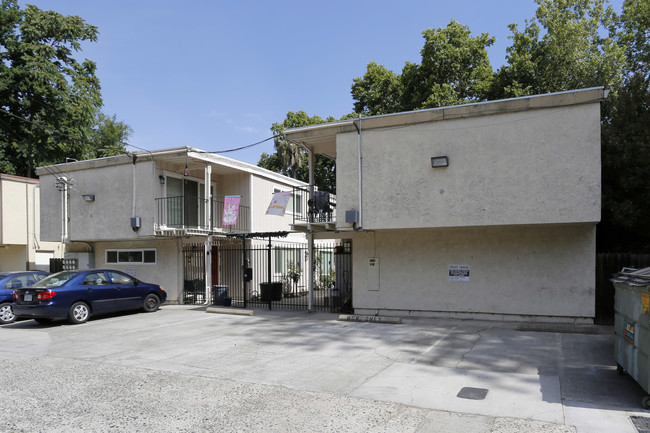 G Streeet Townhomes in Sacramento, CA - Foto de edificio - Building Photo