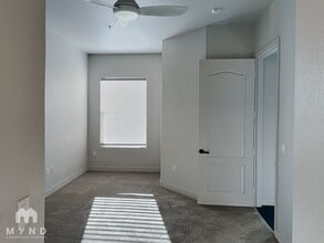 68 E Serene Ave, Unit 216 in Las Vegas, NV - Foto de edificio - Building Photo