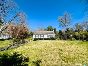 37 Weed St in New Canaan, CT - Building Photo - Building Photo