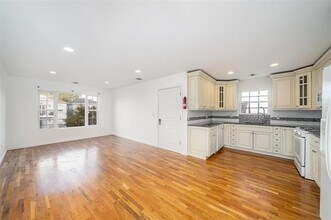 90 Evergreen St in Bayonne, NJ - Building Photo - Building Photo